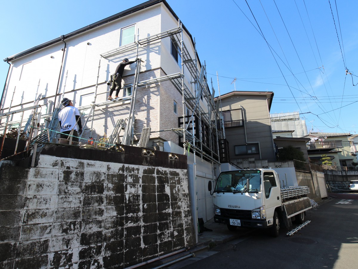 工事をするのに使っていた足場を外し、掃除をします。