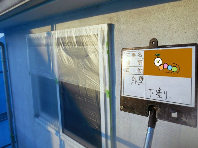 窓や窓枠など塗装をしない部分へ塗料付着防止の為、シートを取り付けます。