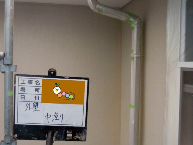 外壁へ色を付けていきます。2回塗ることで塗膜に厚みを付け、塗りムラを抑えます。