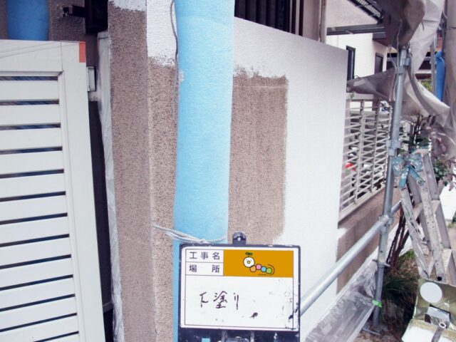 塗料の密着力を上げる為に下塗り剤を塗っていきます。