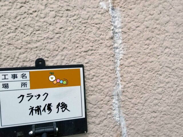 外壁のひび割れ補修、サイディングの目地やサッシ廻りへシーリング打ち替えを行います。