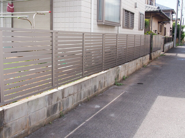フェンスの支柱やフェンス本体の汚れを落とし、清掃して完了です。