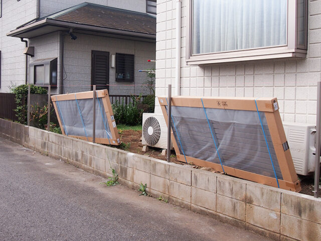フェンス本体を柱に固定するため、金具や部品を使用し取り付けていきます。