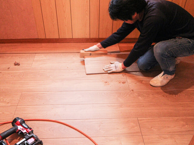 最後の列はサイズを測りながら床材を切っていきます。仕上げにカンナを使いサイズを微調整し、叩いてしっかり密着させます。