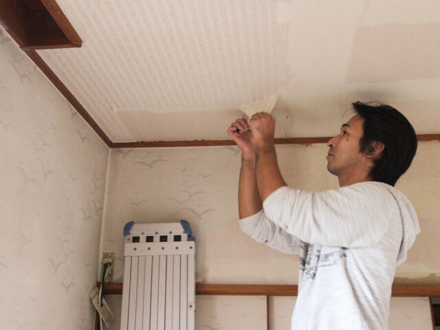 カッターやヘラなどを使って、既存のクロスを丁寧に剥がします。