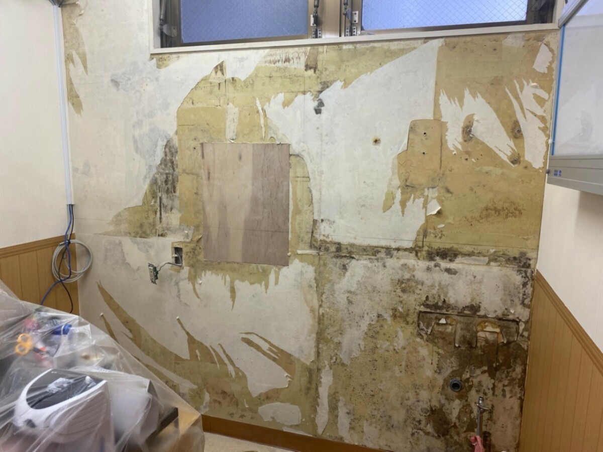 猫の爪とぎで傷んだ壁とシミが気になる壁をリフォーム 松戸市 施工事例リフォーム創研