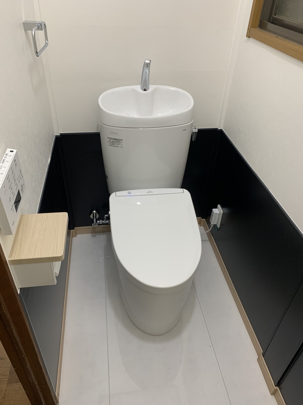 陶器製の床材 ハイドロセラで衛生的なトイレ空間へ 船橋市 施工事例リフォーム創研