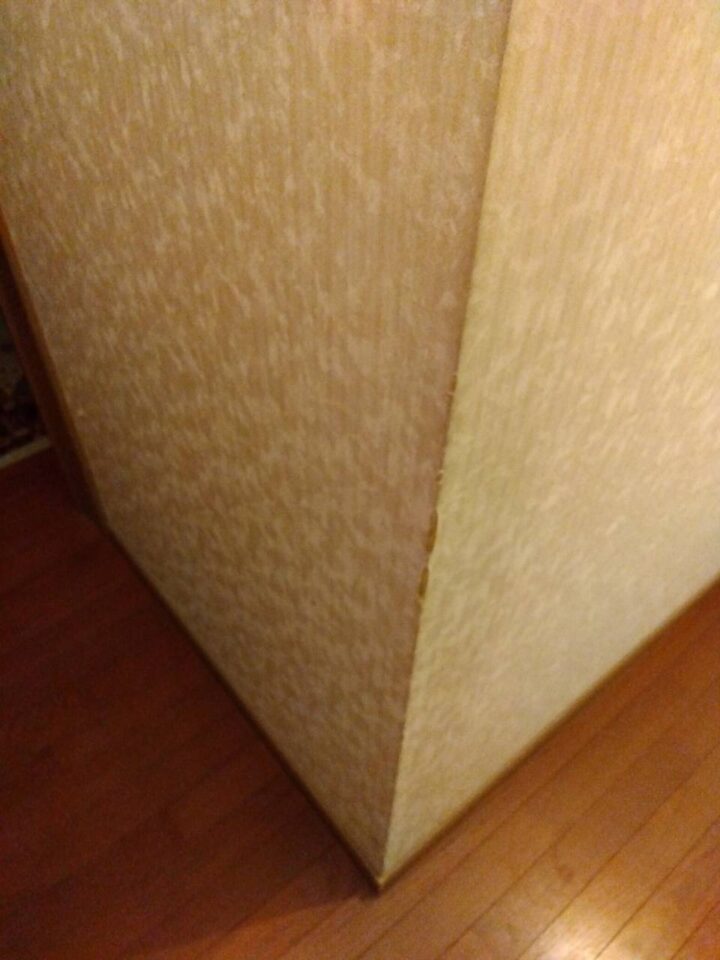 廊下の汚れた壁紙
