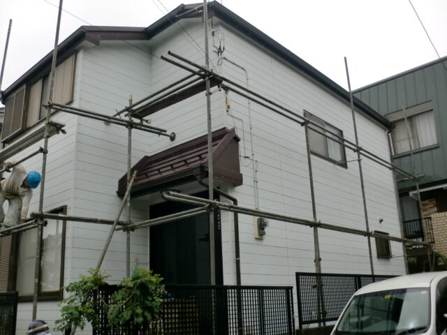 足場を取り外し、掃除をします。