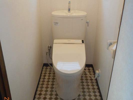 天井・壁・床の内装工事をしてから、便器を取り付けます。