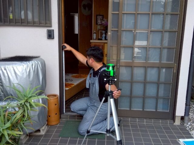 既存ドアの状態やサイズ、ゆがみ等を調査します。