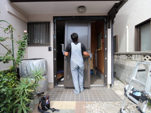 ドア2枚を取り付けます。