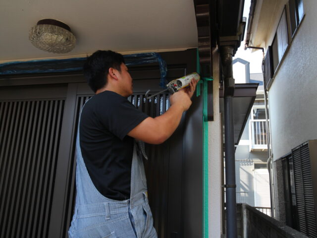 雨風が入らないよう隙間にコーキングを施します。